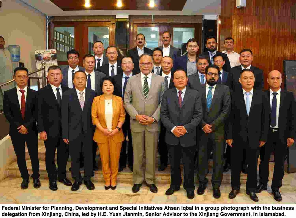 ahsan-iqbal-chinese-investors-cpec-hub
